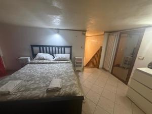 una camera da letto con un letto grande e una scala di La casa di Artu a Passoscuro