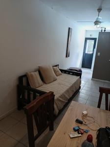 科尔多瓦Complejo NOVIEMBRE的房间里有一张床和一张桌子的卧室