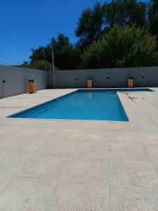 科尔多瓦Complejo NOVIEMBRE的露台中央的游泳池