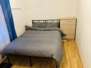 Ένα ή περισσότερα κρεβάτια σε δωμάτιο στο Bright Neat Double Rooms with Close Direct Links into Central London & Heathrow Airport