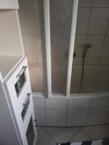 un baño con ducha y bañera en Ferienwohnung Neander, en Nordhausen