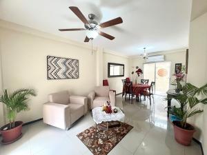 Un lugar para sentarse en Hermosa Casa En Opalo