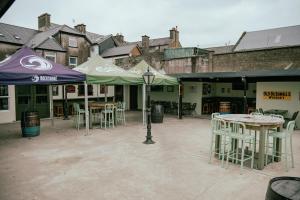 ディングルにあるAdams Townhouseの中庭のテーブルと椅子