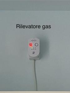 丽都玛里尼Casa Azzurra的墙上的插头上写着“shipsurance gas”（船舶保险气体） 更多8张照片