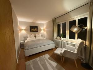 ein Schlafzimmer mit einem Bett, einem Stuhl und einem Fenster in der Unterkunft Krämernest in Erfurt + 37 Fotos