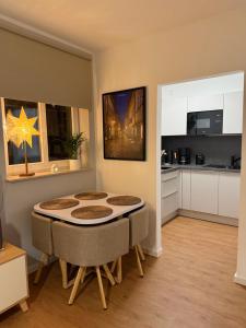 eine Küche mit Tisch und Stühlen in einem Zimmer in der Unterkunft Krämernest in Erfurt