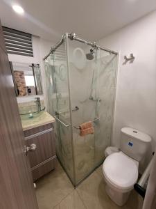 un bagno con doccia in vetro e WC di Apartamento con aroma a café a Montenegro Altre 16 foto