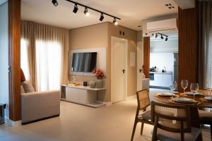 un soggiorno e una sala da pranzo con tavolo e sedie di Moov Smart Home – Studios e Apartamentos por Temporada em Cuiabá a Cuiabá