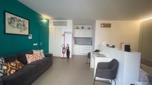 een woonkamer met een zwarte bank en een groene muur bij GreenSpace Romantic Studio - Piazza del Popolo in Rome