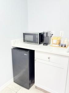 Η κουζίνα ή μικρή κουζίνα στο Lantern Inn & Suites - Sarasota