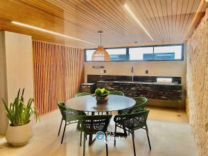 uma sala de jantar com mesa e cadeiras em Hit Cabo Branco by 123Quarto em Tambaú