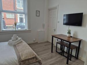 Μια τηλεόραση ή/και κέντρο ψυχαγωγίας στο Central Portsmouth Studio - Self-Catering, Free Wi-Fi #2