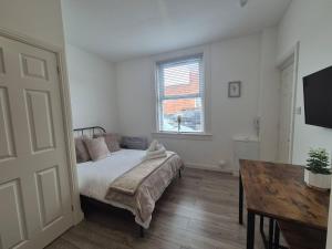 Ένα ή περισσότερα κρεβάτια σε δωμάτιο στο Central Portsmouth Studio - Self-Catering, Free Wi-Fi #2