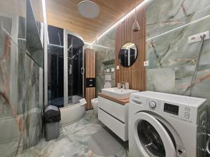 y baño con lavadora y secadora. en Apartmán Queen, en Stará Lesná