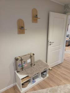 Cozy Luhe Cottage في بيسبينغين: غرفة بها رف مع حقيبة سفر