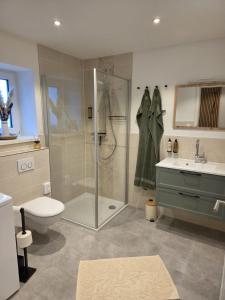 Cozy Luhe Cottage في بيسبينغين: حمام مع دش ومرحاض ومغسلة +8 صور