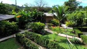 タマリンドにあるTee-K Lodge Tamarindoの家の前庭