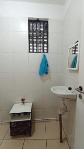 ein weißes Badezimmer mit Waschbecken und Fenster in der Unterkunft Casa Salvador no Pelourinho in Salvador