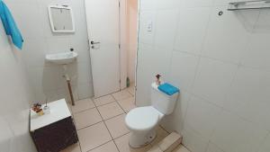 ein Badezimmer mit Toilette und Waschbecken in der Unterkunft Casa Salvador no Pelourinho in Salvador + 16 Fotos
