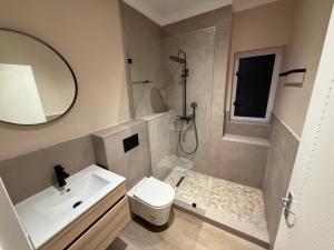 ein Badezimmer mit Waschbecken, Toilette und Spiegel in der Unterkunft Beach view Apartment in Gqeberha