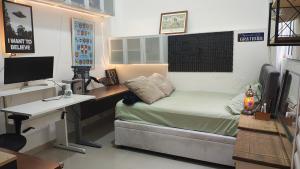 ニテロイにあるQuartoのベッドと机とパソコンのある部屋