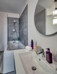 Koupelna v ubytování La Nuit au Quai Chambre de Luxe CHARDONNAY