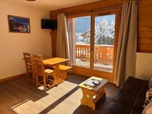 Χώρος καθιστικού στο Montana 1