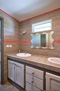 NianingVILLA PAULINE Nianing2的浴室里有两个洗手池和一面镜子