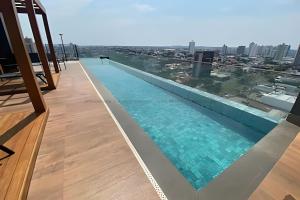a swimming pool on the roof of a building at Studio Compacto com Design Clean no Vertigo in Campo Grande