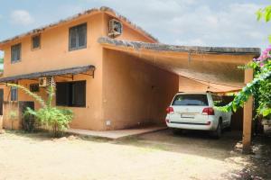 NianingVILLA PAULINE Nianing2的停在房子前面的白色汽车