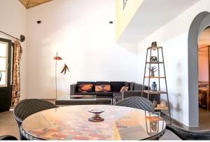 NianingVILLA PAULINE Nianing2的客厅里有一张桌子和一张沙发 更多2张照片