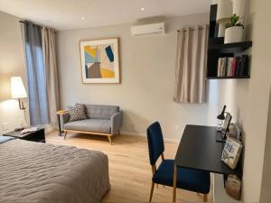 Χώρος καθιστικού στο Modern 4 & 5 BR Townhomes Minutes from Downtown LA