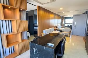 ein Büro mit einem Schreibtisch und Stühlen in einem Zimmer in der Unterkunft High Luxury Geta on the 18th Floor Vertigo Studios in Campo Grande