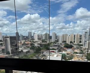 Blick auf die Stadt von einem Gebäude in der Unterkunft High Luxury Geta on the 18th Floor Vertigo Studios in Campo Grande
