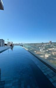 einen Pool mit Stadtblick in der Unterkunft High Luxury Geta on the 18th Floor Vertigo Studios in Campo Grande