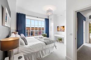 Postel nebo postele na pokoji v ubytování Castle View by Ginger & Gold Luxury Norwich Apt