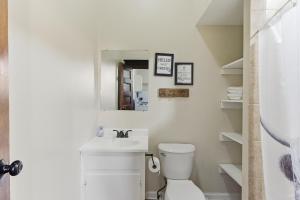 Koupelna v ubytování Historic Midtown Apartment + 41 fotografií