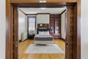 Postel nebo postele na pokoji v ubytování Historic Midtown Apartment