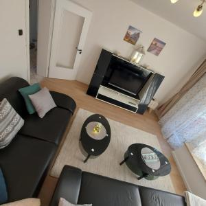 ein Wohnzimmer mit Sofa und Fernseher in der Unterkunft Ferienwohnung Emma in Castrop-Rauxel