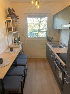 eine Küche mit Tisch und Stühlen und einem Fenster in der Unterkunft Ferienwohnung Emma in Castrop-Rauxel