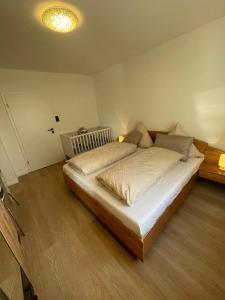 ein Schlafzimmer mit einem großen Bett in einem Zimmer in der Unterkunft Ferienwohnung Emma in Castrop-Rauxel + 13 Fotos