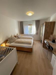 ein kleines Schlafzimmer mit einem Bett und einem Fenster in der Unterkunft Ferienwohnung Emma in Castrop-Rauxel