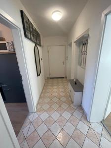ein Flur mit Fliesenboden in einem Haus in der Unterkunft Ferienwohnung Emma in Castrop-Rauxel