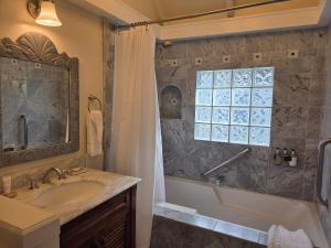 Koupelna v ubytování Lamp Lighter Inn and Sunset Suites + 65 fotografií