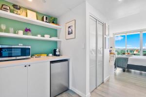 Køkken eller tekøkken på MVR Designer Suite with Balcony and Miami-s Best Views