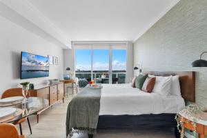 En eller flere senge i et værelse på MVR Designer Suite with Balcony and Miami-s Best Views