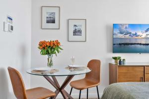 Et opholdsområde på MVR Designer Suite with Balcony and Miami-s Best Views + 28 billeder