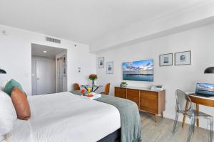 En eller flere senge i et værelse på MVR Designer Suite with Balcony and Miami-s Best Views