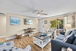 ein Wohnzimmer mit Sofa und Tisch in der Unterkunft Casita Sun Star - 1135 in Siesta Key