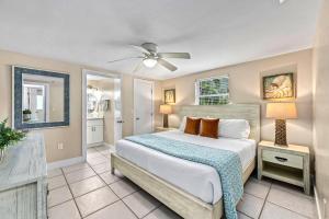 ein Schlafzimmer mit Bett und Deckenventilator in der Unterkunft Casita Sun Star - 1135 in Siesta Key + 51 Fotos
